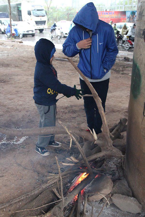 Hà Nội ùn tắc trong giá rét kỷ lục 9 độ kèm mưa, người dân chôn chân tại chỗ